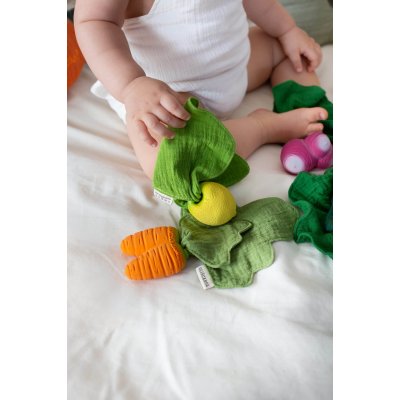 Oli&Carol Mini DouDou Kousátko/Muchláček - Ředkvička - obrázek