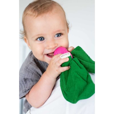 Oli&Carol Mini DouDou Kousátko/Muchláček - Ředkvička - obrázek