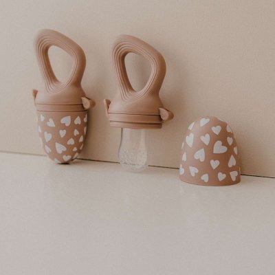 Zakuw Silikonové kousátko na ovoce - Fall in Love Taupe