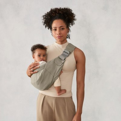 Ergobaby Nosítko Upsie Sling - Soft Olive - obrázek