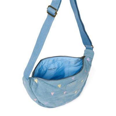 Studio Noos Crossbody ledvinka Denim - Light Blue Hearts - obrázek