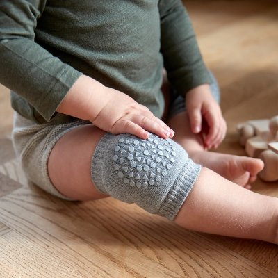 GoBabyGo Protiskluzové návleky na kolena - Grey Melange - obrázek