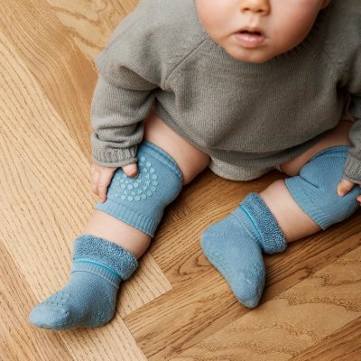 GoBabyGo Protiskluzové návleky na kolena - Dusty Blue - obrázek