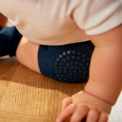 GoBabyGo Protiskluzové návleky na kolena - Navy Blue - obrázek