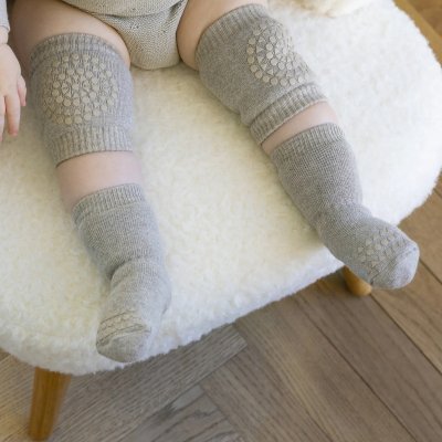 GoBabyGo Protiskluzové návleky na kolena - Sand - obrázek
