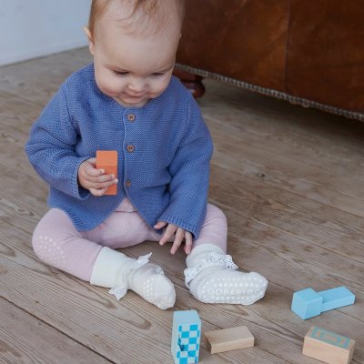 GoBabyGo Protiskluzové ponožky s volánkem Merino Wool - Snow White, vel. 6 - 12 měsíců - obrázek