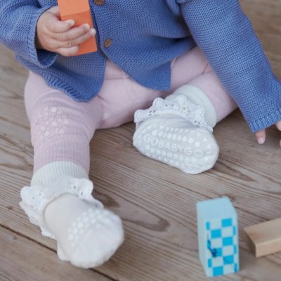 GoBabyGo Protiskluzové ponožky s volánkem Merino Wool - Snow White, vel. 6 - 12 měsíců - obrázek