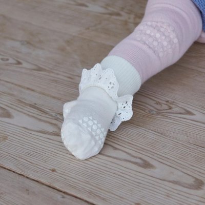 GoBabyGo Protiskluzové ponožky s volánkem Merino Wool - Snow White, vel. 6 - 12 měsíců - obrázek