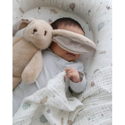 Cam Cam Copenhagen Plyšový králíček Billie Bunny Medium - Latte/Cassic Stripes Camel - obrázek