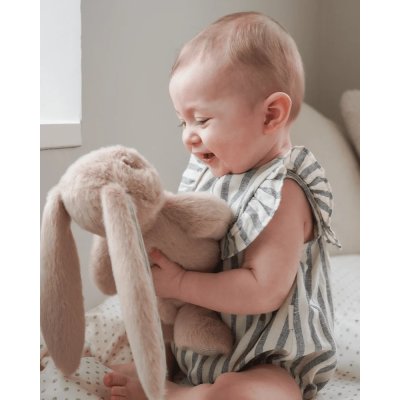 Cam Cam Copenhagen Plyšový králíček Billie Bunny Medium - Latte/Cassic Stripes Camel - obrázek